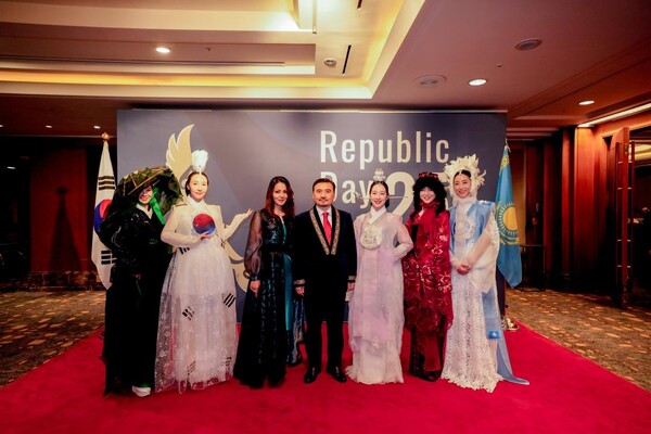 Ambassador of Kazakhstan Nurgali Arystanov and his spouse (4th and 5th from right, respectively) pose with ladies clad in Korean and Kazakh costumes.