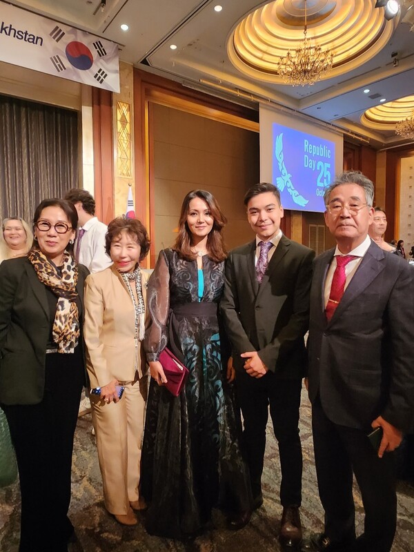 Mrs. Nurgali Arysstanov, spouse of the ambassador of Kazakhstan in Seoul and her son (3rd and 4th from left, repsetively), pose with Korean Honorary Consul Lee Sang-hoon of Kazakhstan (right) and  Vice Chairperson Cho Kyung-hee of The Korea Post media (second from left).