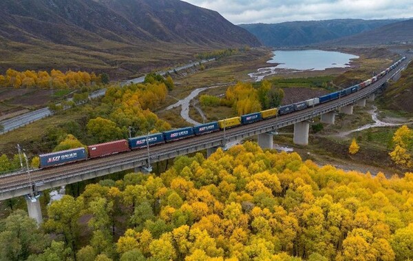 A China-Europe freight train runs on the Lanzhou–Xinjiang railway in Wuwei, northwest China's Gansu province. (Photo by Song Jialong/People's Daily Online)