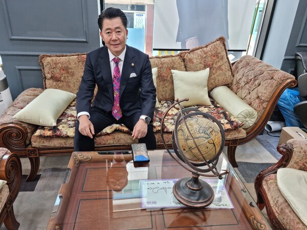 Mr. Kim Byung-jun, CEO of Verdi Suit Store