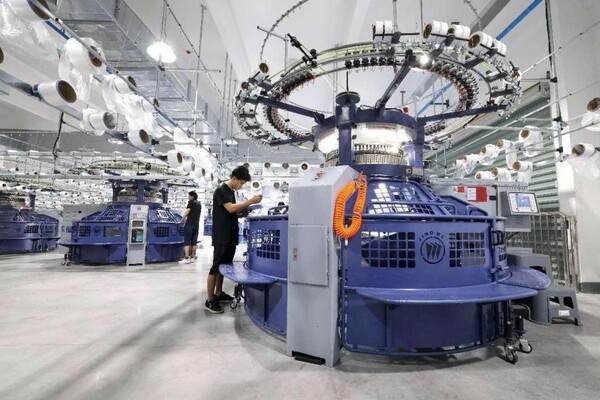 Photo shows a digital workshop of a textile company in Fuzhou, southeast China's Fujian province. (Photo by Wang Wangwang/People's Daily Online)