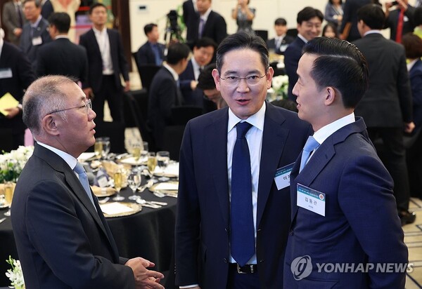 Samsung Electronics Co. Chairman Lee Jae-yong (C) talks with Hyundai Motor Group Chairman Euisun Chung (L) and Hanwha Group Vice Chairman Kim Dong-kwan during a dinner held by South Korean President Yoon Suk Yeol, who is on a state visit to Saudi Arabia, for South Korean business leaders accompanying him at a hotel in Riyadh on Oct. 23, 2023. (Yonhap)