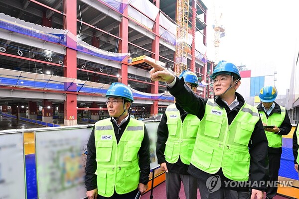 Samsung Electronics Co. Chairman Lee Jae-yong (R) inspects a Samsung campus under construction, a research and development center for next-generation semiconductors, in Giheung, 34 kilometers south of Seoul, on Oct. 19, 2023, in this photo provided by the tech giant. (Yonhap)