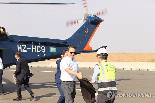 Samsung Electronics Co. Chairman Lee Jae-yong (C) arrives at the construction site of NEOM city in Saudi Arabia on Oct. 2, 2023, in this photo provided by the company. (Yonhap)