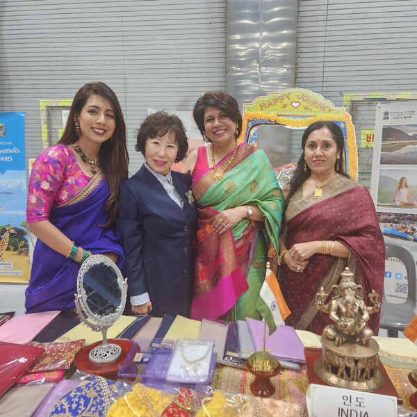  인도대사부인 수라비 쿠마 ( 왼쪽3번째)와 코리아포스트 조경희부회장 ( 왼쪽 두번째)과 대사관 직원들이 함께 바자회참여하여 인도 특산품을 판매하고있다