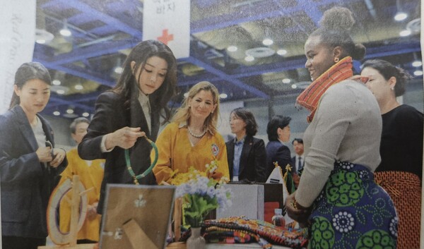 The First Lady of the Republic of Korea chatted with Ambassador's wife of Tanzanian Chaba Rhuwanya at the Tanzanian permanent booth and encouraged her interest in the speciality products. ASAS President Natalia FEDERRIGHI DE CUELLO (3rd left) looks on. 
