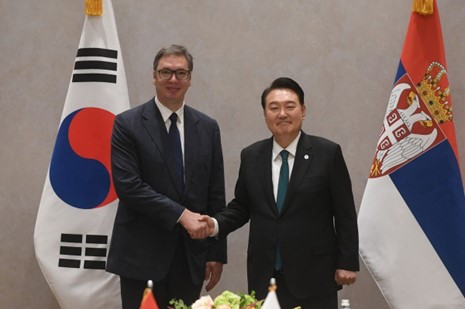 President Yoon Suk-yeol of the Republic of Korea and President Aleksandar Vučić of the Republic of Serbia (right and left, respectively) shake hands with each other in front of the National 