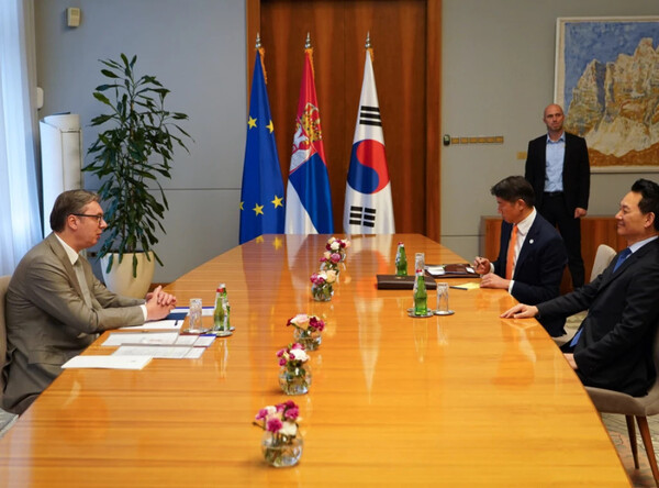 President Vučić of Serbia (left) discuss ways to further increase cooperation between the two friendly countries with Korean counterparts in Belgrade
