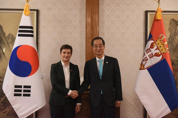 Prime Minister Han Duk-soo of Korea (right) poses with Prime Minister Ana Brnabic of Serbia (left). 