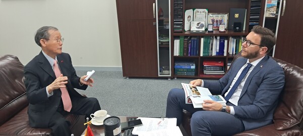 AAmbassador Nemanja Grbić of the Republic of Serbia in Seoul (right) is interviewed by Publisher-Chairman Lee Kyung-sik of The Korea Post media (publisher of 3 English and 2 Korean-language news publication since 1985).