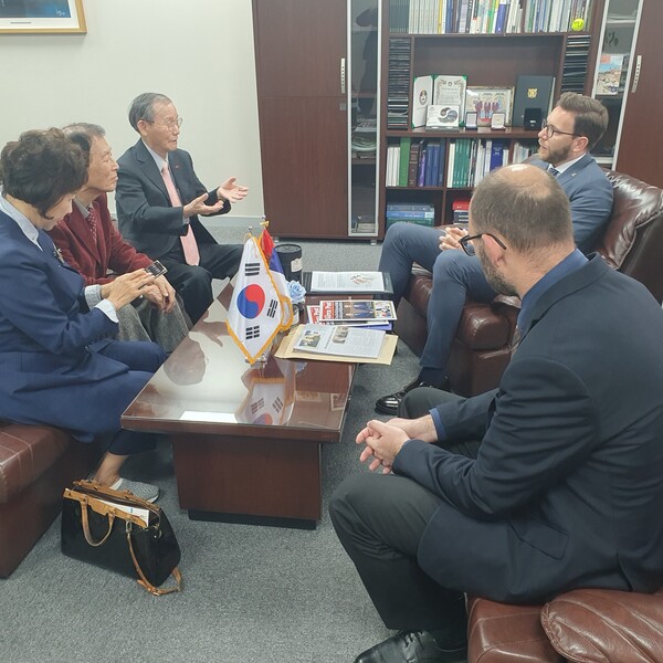 From right: Ambassador Grbić of Serbia, DPM Kuzmanovic, Publisher-Chairman Lee of The Korea Post, Vice Chairman Choe Nam-suk of The Korea Post and Vice Chairperson Joy Cho.