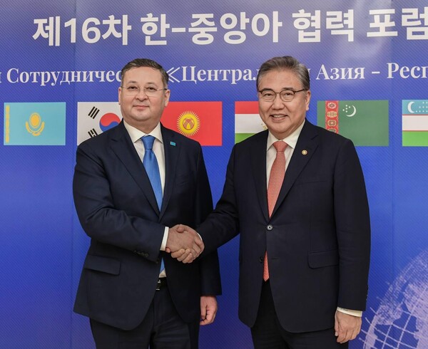 Minister of Foreign Affairs of the Republic of Kazakhstan, shaking with Minister of Foreign Affairs of the Republic of Korea, 