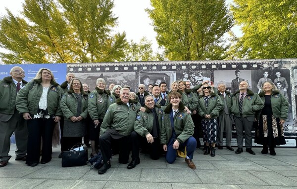 The delegation of the Sino-American Aviation Heritage Foundation attended a Flying Tigers historical photo exhibition in Beijing. Flying Tigers veterans and their families, including 103-year-old Harry Moyer and 98-year-old Mel McMullen, paid respect to General Chennault and soldiers from both China and the U.S. during WWII, who fought against Japanese militarism shoulder by shoulder.(Photo by Zhang Penghui/People's Daily)