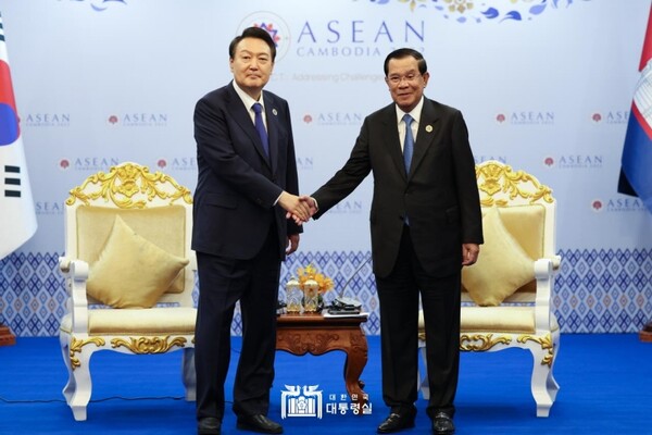 President Yoon Suk-yeol (left) and Prime Minister Hun Sen of Cambodia shake hands with each other during a summit meeting in Phnom Penh, Cambodia on Nov. 11, 2023.