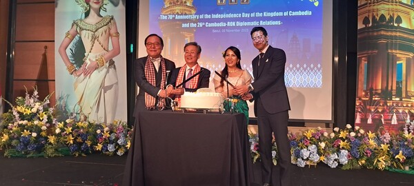 Ambassador Chring of Cambodia (3rd from left) cuts a celebration cake with the representatives of the Korean government and civic leaders.