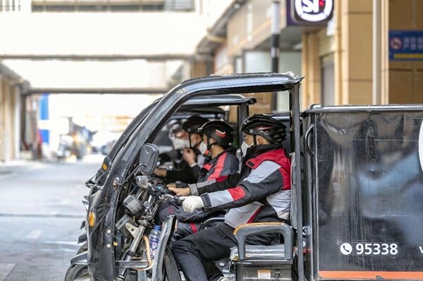 Couriers are ready to deliver parcels at a distribution station of SF Express in Qianxi, southwest China's Guizhou province. (Photo by Fan Hui/People's Daily Online)