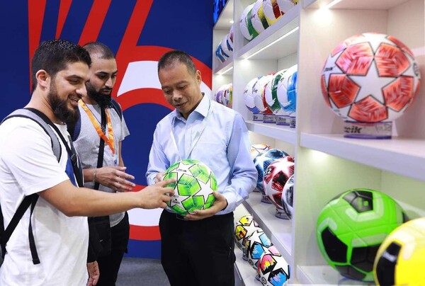 South African merchants buy footballs at the 29th China Yiwu International Commodities (Standards) Fair, Oct. 21. (Photo by Gong Xianming/People's Daily Online)