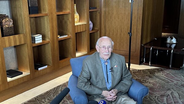 Flying Tigers veteran Mel McMullen receives an interview in Beijing. (Photo by Liu Lingling/People's Daily)