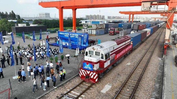 This year's first "Jinbo" China-Europe freight train carrying exhibits to the sixth China International Import Expo arrives at the Minhang Station in Shanghai, Oct. 11, 2023. (Photo by Shen Chunchen/People's Daily Online)