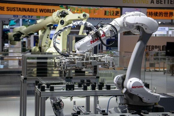 A robotic arm is exhibited at the Intelligent Industry and Information Technology exhibition area of the sixth China International Import Expo, Nov. 4, 2023. (Photo by Weng Qiyu/People's Daily Online)