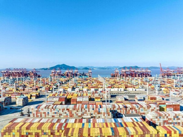 Containers are handled orderly in the Chuanshan area of Ningbo-Zhoushan Port in east China's Zhejiang province. (Photo by Tang Jiankai/People's Daily)