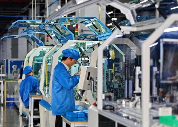 Chip magnetic cards are manufactured in a workshop of a company in Ganzhou, east China's Jiangxi province. (Photo by Zhu Haipeng/People's Daily Online)