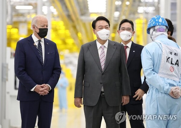 President Yoon Suk-yeol is flanked on the left by U.S. President Joe Biden and Chairman Lee Jae-yong of the Samsung Electronics Vice Chairman Lee Jae-yong (3rd from left) during a tour of a Samsung Semiconductor Company plant in Pyeongtaek, 70 kilometers south of Seoul on May 20, 2022. (Yonhap)