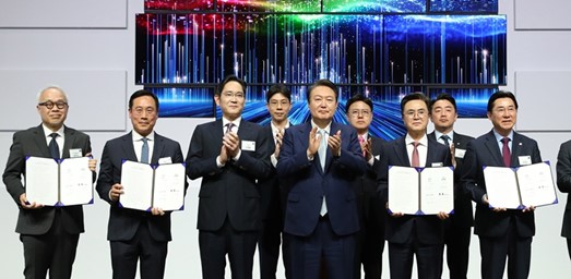 President Yoon Suk-yeol and Chairman Lee Jae-yong of the Samsung Business Group (4th and3rd from left, respectively) pose with the leaders of the Samsung Business Group during President Yoon’s visit to the Samsung Display plant in Asan on April 4, 2023.