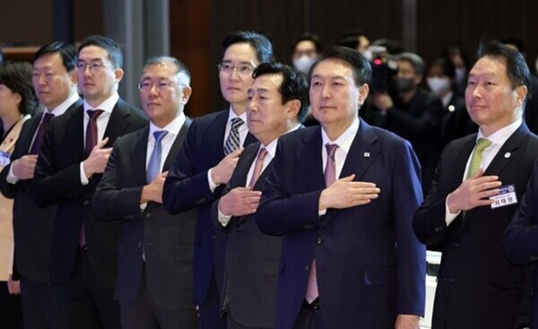 President Yoon Suk-yeol (sixth from left) salute the Korean National Flag with Chairman Lee Jae-yong of Samsung Group (4th from left) and Chairman Chey Tae-won of the SK Group (far right) together with other Korean business leaders at the 2023 New Year Meeting for Korean Business Leaders on March 1. 2023. Lotte Group Chairman Shin Dong-bin, LG Group Chairman Koo Kwang-mo and Hyundai Motor Group Executive Chair Chung Eui-sun are seen at left to third from left together with Korea Federation of SMEs Chairman Kim Ki-moon (fifth from left).