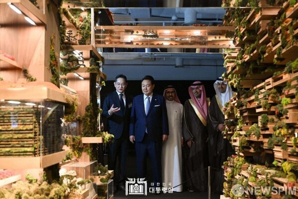 President Yoon Suk-yeol (2nd from left) listens to Chairman Lee Jae-yong of the Samsung Business Group (left) at the Neom Exhibition Center in Saudia Arabia on Oct.  24, 2023 on the occasion of the 50th anniversary of Korea-Saudia Arabia cooperation in construction industry.