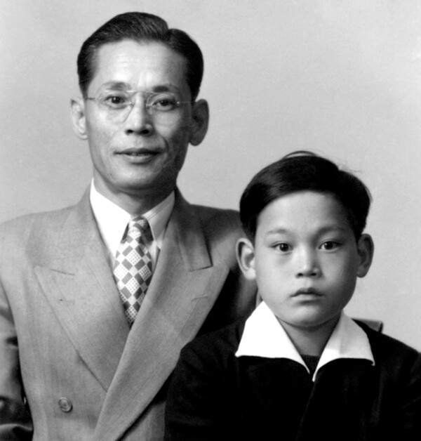 The late Founder-Chairman Lee Byung-chul (left) poses with his son, Lee Kun-hee, who led the Samsung Business Group, Korea's top business conglomerate and one of the leading business groups of the world.