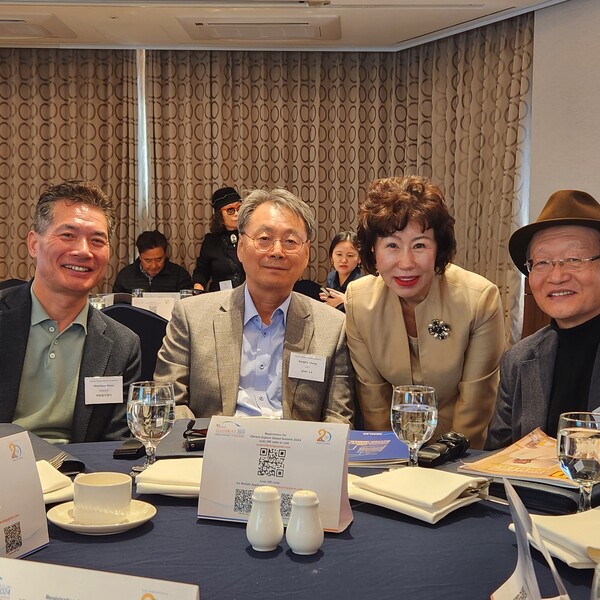 Dr Kwon Won-hyun, an engineer and CEO of Changlim ENG(left), next SEAH Solution Automation co..LTD Bong Kie Chung of CEO, next Joy Cho Reporter of The Koreapost , Mr Han Young-seop of DAEYOUNG CORPORATION.