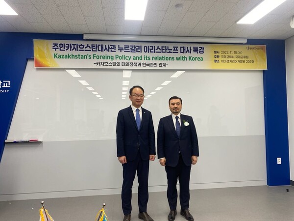  Mr. Hwang Kisik, Secretary General of the Busan Foundation for International Cooperation, Ambassador Nurgali Arystanov 