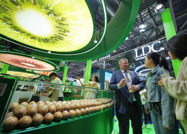 Imported fruits are exhibited at the sixth China International Import Expo, Nov. 7. (Photo by Tang Ke/People's Daily Online)