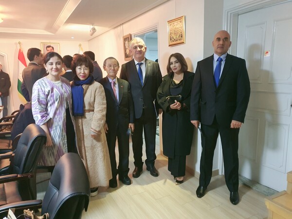 Ambassador Salohiddin of Tajikistan in Seoul (4th from left) with the members of the Embassy of Tajikistan in Seoul and other Tajik citizens in Seoul. Publisher-Chairman Lee Kyung-sik of The Korea Post and Vice Chairperson Joy Cho are seen third and second from left, respectively. At far left is Attache Nabizoda Aziza at the Embassy of Tajikistan in Seoul.