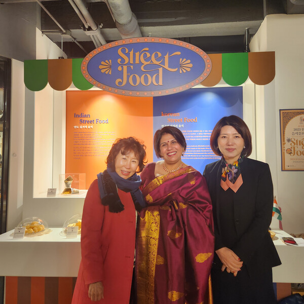 Ms. Yim Kyeong-sook, KFPI President with Mme Surabhi Kumar and  Joy cho The Koreapost