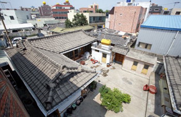 A tiled house in Sijangbuk-ro, Jung-gu, Daegu City, known as the birthplace of the late Chairman Lee Kun-hee of the Samsung Business Group.