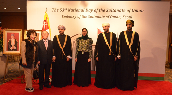 Ambassador and Mme. Zakariya Hamed Hilal Al Saadi of the Sultanate of Oman (3rd and 4th from left, respectively) pose with Publisher-Chairman Lee Kyung-sik of The Korea Post media and Vice Chairperson Joy Cho (2nd from left and far left, respectively) and other senior members of the Embassy of Oman at the entrance of the Grand Ballroom of the Lotte Hotel in Seoul..