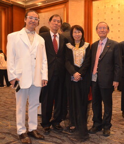 Publisher-Chairman Lee Kyung-sik of The Korea Post media and Public Relations Officer Ms. Park Myung-hee of the Omani Embassy in Seoul (4th and 3rd from left) pose with the Vice Chairmen Choe Nam-suk of The Korea Post (2nd from left) and The Korea Post Artist Bae Hee-gon (far left).