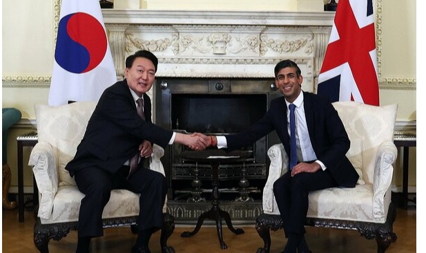 South Korean President Yoon Suk Yeol (L) and British Prime Minister Rishi Sunak shake hands during their summit at 10 Downing Street in London on Nov. 22, 2023.