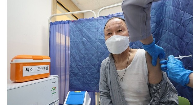 A senior citizen receives a COVID-19 vaccine shot at a hospital in western Seoul on Oct. 19, 2023.
