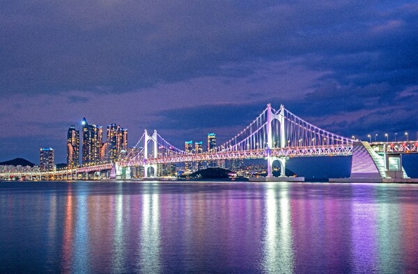 The natural environment of Busan is a perfect example of harmony between mountains, rivers and sea 