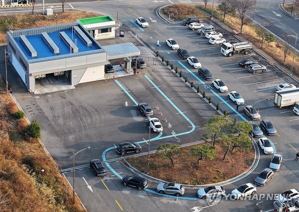 Cars are lined up at a hydrogen charging station in Chuncheon, 76 kilometers northeast of Seoul, on Nov. 23, 2023.