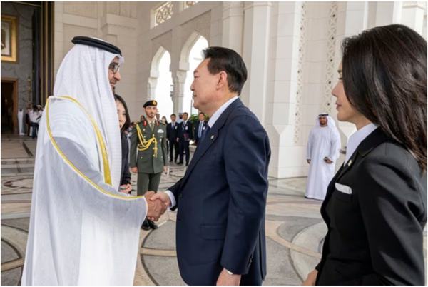 2 President of the United Arab Emirates Sheikh Mohamed bin Zayed Al Nahyan left) warmly receives President Yoon Suk-Yeol of the Republic of Korea and First Lady Kim Keon-hee (center and left, respectively) upon their arrival for a State Visit reception at Qasr Al Watan, Abu Dhabi, United Arab Emirates on Jan. 15, 2023. (Mohamed Al Hammadi/UAE Presidential Court/Handout)