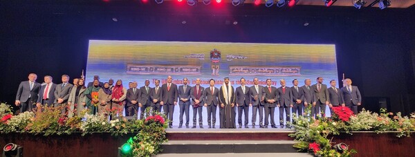 Ambassador Abdulla Saif Alnuaimi of the United Arab Emirates in Seoul and Minister of Land, Infrastructure & Transportation Won Hee-ryong of the Republic of Korea (10th and 11th from right, respectively) pose with other ambassadors on the stage of the reception.