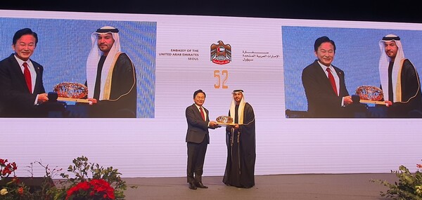  Ambassador Alnuaimi of the UAE presents a gift to Minister of Land, Infrastructure & Transportation Won Hee-ryong of Korea. The gift is known to symbolize the United Arab Emirates.