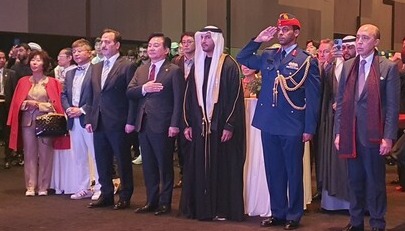 Ambassador Alnuaimi of the UAE and Minister of Land, Infrastructure &Transportation Won Hee-ryong of Korea (5th and 6th from right, respectively) salute at the time of presentation of the National Anthems of Korea and the UAE.