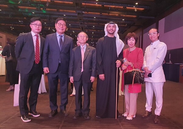Ambassador Abdulla Saif Alnuaimi of the United Arab Emirates in Seoul (4th from left) poses with the reportorial-editorial team of The Korea Post media, namely, Publisher-Chairman Lee Kyung-sik (4th from left), Vice Chairpersons Song Nara, Joy Cho and Bae Hee-gon (2nd, 5th and 7th from left, respectively). At far right is Deputy Editor Park Jeong-woo of The Korea Post media.