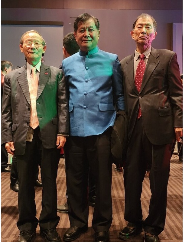 Ambassador Song Kane Luangmuminthone of the Lao People’s Republic is flanked on the left by Publisher-Chairman Lee Kyung-sik of The Korea Post media and Vice Chairman Choe Nam-suk.