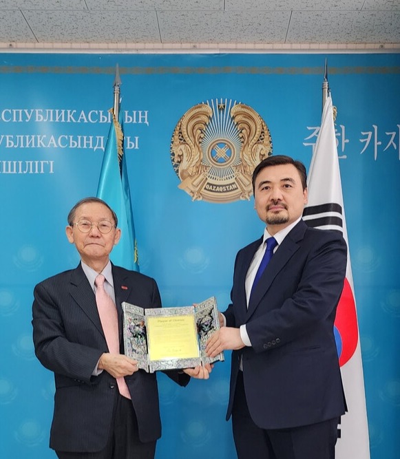 Ambassador Nurgali Arystanov Kazakhstan in Seoul (right) receives a prestigious Plaque of Citation from Publisher-Chairman Lee Kyung-sik of The Korea Post media, publisher of 3 English and 2 Korean-language news publications since 1985